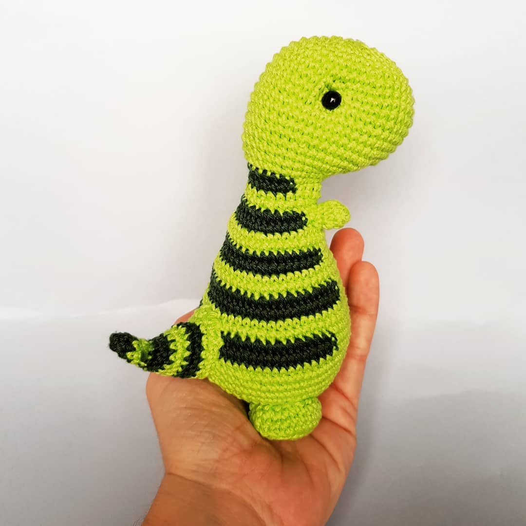 Dinosaure rayé - création en crochet