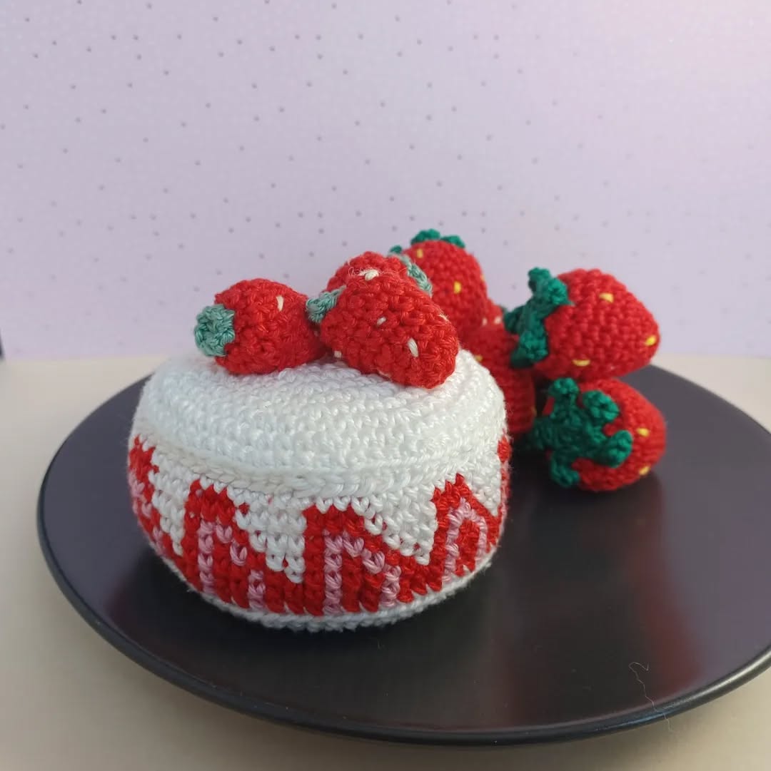 Charlotte aux fraises - création en crochet